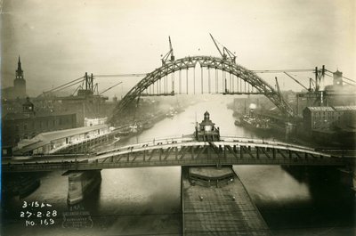 De Tyne-brug in aanbouw, 27 februari 1928 door James Geddie